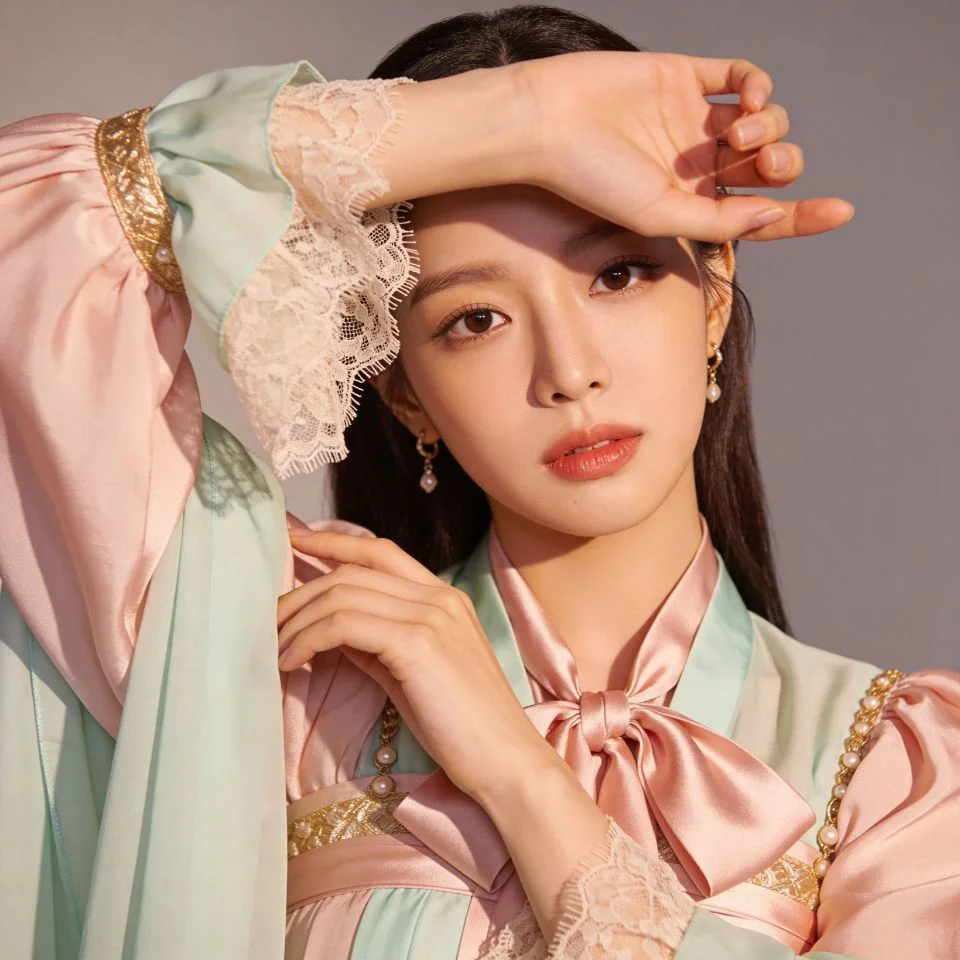 coquette-pfp-kpop-celebrity-soft-elegant-aesthetic K-pop celebrity coquette pfp with soft elegant aesthetic and idol-inspired styling perfect for fashionable TikTok profile