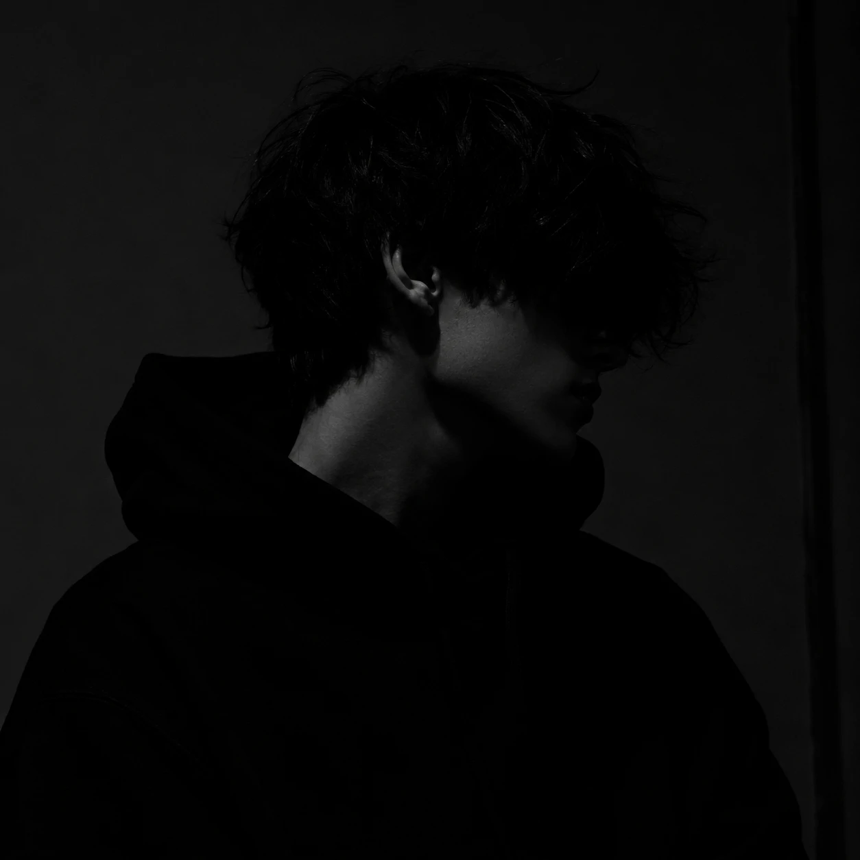 Dark aesthetic unknown pfp for boys with side angle and deep shadows
